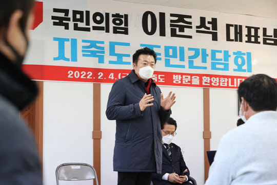지난 2월4일 이준석 국민의힘 대표의 전남 다도해 순회 일정 중 고흥군 지죽도 주민간담회에서 김철근(가운데) 당 대표 정무실장이 발언하고 있다.<김철근 국민의힘 서울 강서구병 당협위원장 페이스북 사진 갈무리>